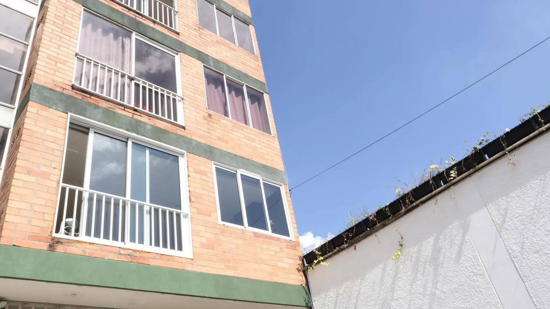 Living Poblado Manila 3029 Habitacion Doble Con Bano Privado Medellin Homestay